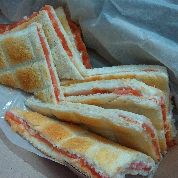 review photo of Burgertariana Carlitos shared by @rochisar on 06 Dec 2021 - review