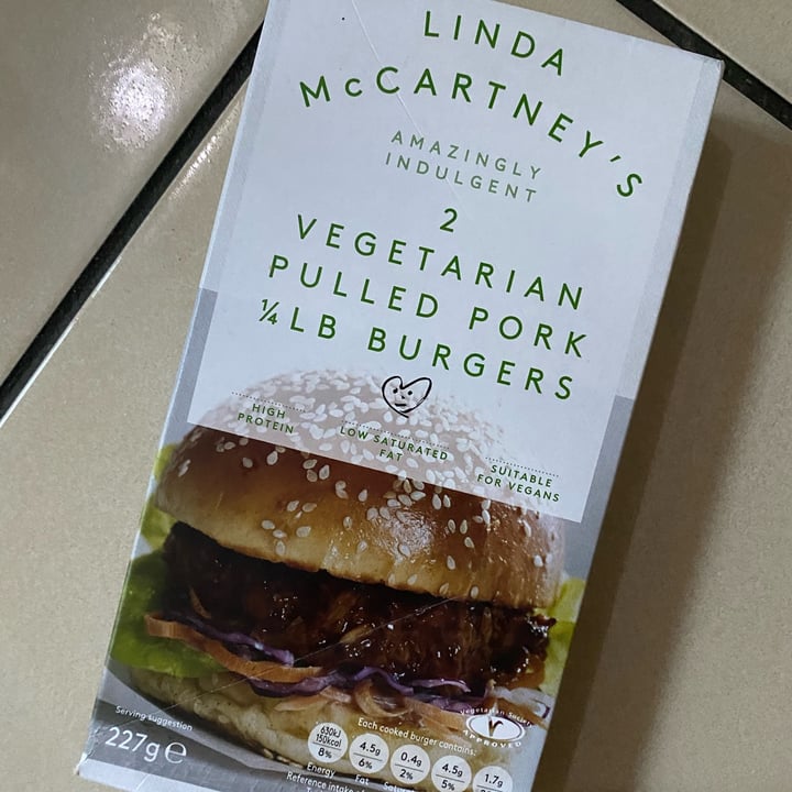 photo of Linda McCartney's 2 Vegetarian Pulled Pork 1/4lb Burgers shared by @melmoon90 on  24 Oct 2021 - review