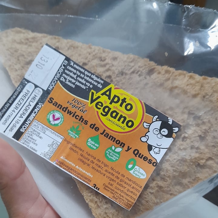 photo of Apto Vegano Consciente Sandwich de miga de jamón y queso en pan de salvado shared by @anitavolpe on  23 Oct 2022 - review