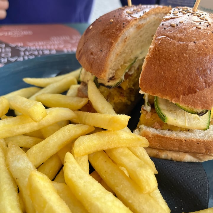 photo of Sbionta cheese-burger vegan shared by @brugola on  01 Nov 2022 - review