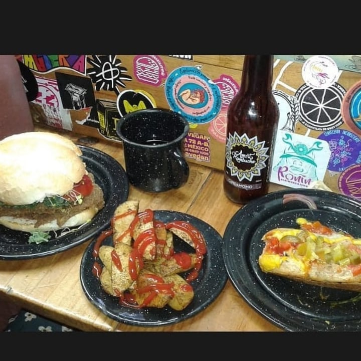 photo of Gorucha's Burger Rico callejerito y hamburguesa de alverjón. Acompañada con una kombucha de jengibre, deli. shared by @maymaggie on  15 Sep 2020 - review