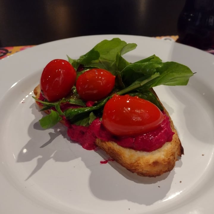 review photo of Funky Town Bruscheta (con hummus de remolacha, rúcula y cherrys confitados) shared by @omgkaren on 02 Aug 2021 - review