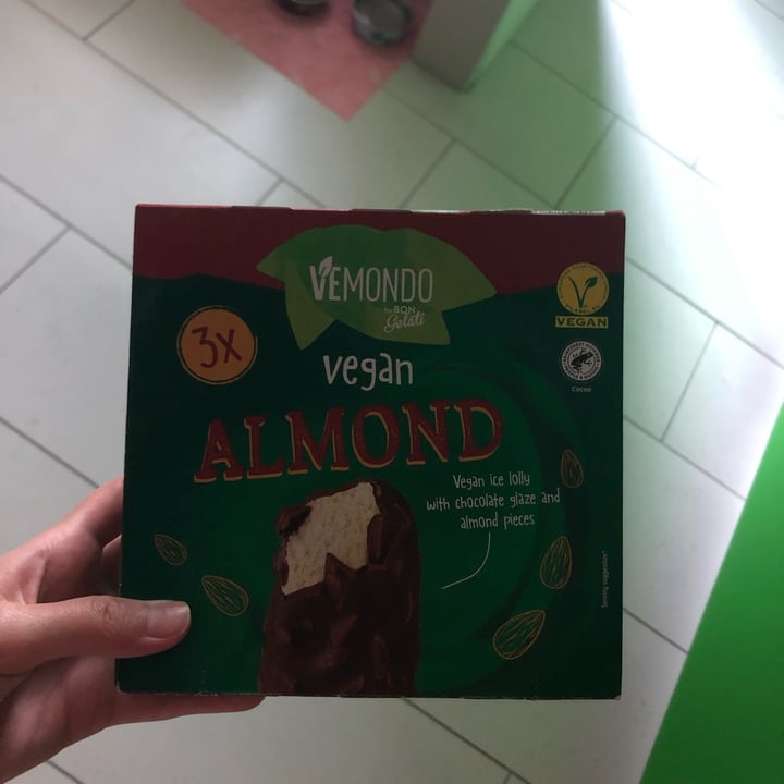 photo of Vemondo Vegan almond shared by @luciapaladini on  15 Sep 2022 - review