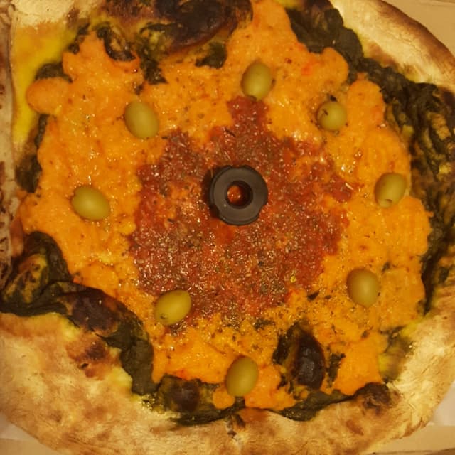 「Pizza de espinaca y calabaza」の料理の写真