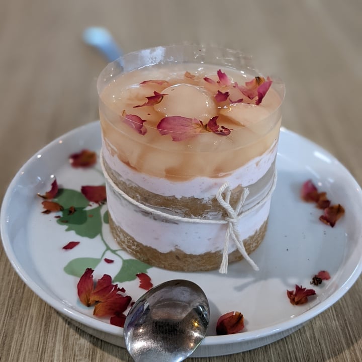 photo of Greendot PAYA LEBAR SQUARE French Rose Lychee Cake shared by @oblongboxes on  14 Oct 2021 - review