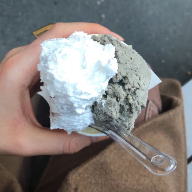 菜肴“Gelato al Pistacchio, Cocco e ”Grigio Milano””的照片