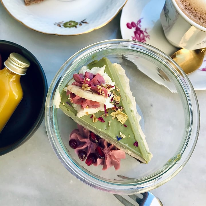 review photo of simply raw bakery Cake Of The Day shared by @brombeerwal on 27 Jul 2020 - review