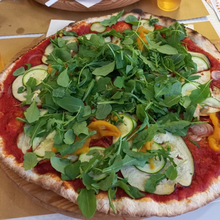review photo of Pizzeria La Piazzetta Pizza rossa con verdure shared by @ariab on 25 Jun 2022 - review