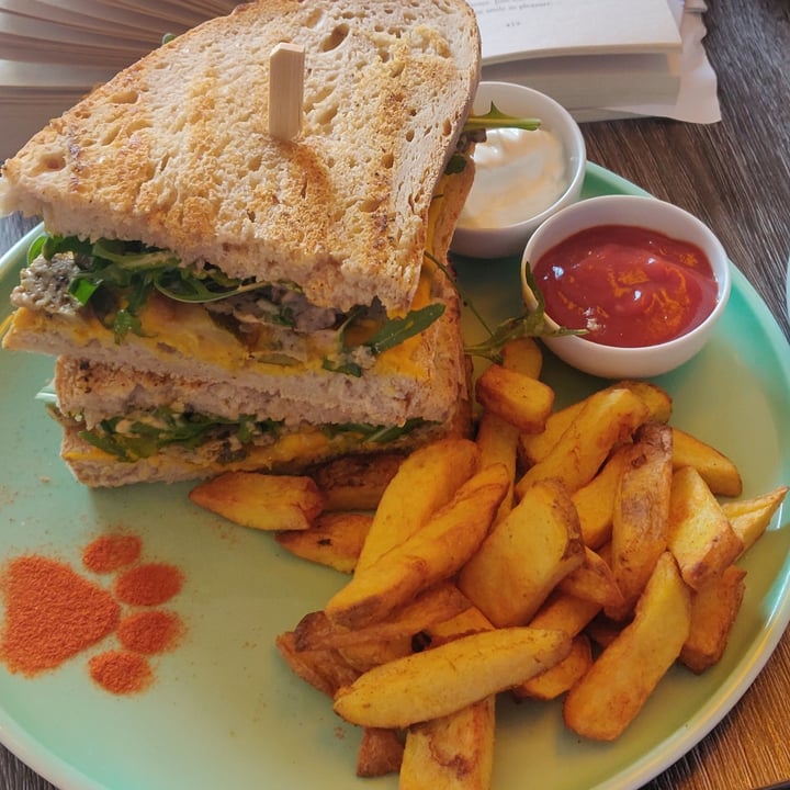 photo of Katzentempel Leipzig Tempelsandwich und Pommes shared by @laureal on  09 May 2022 - review
