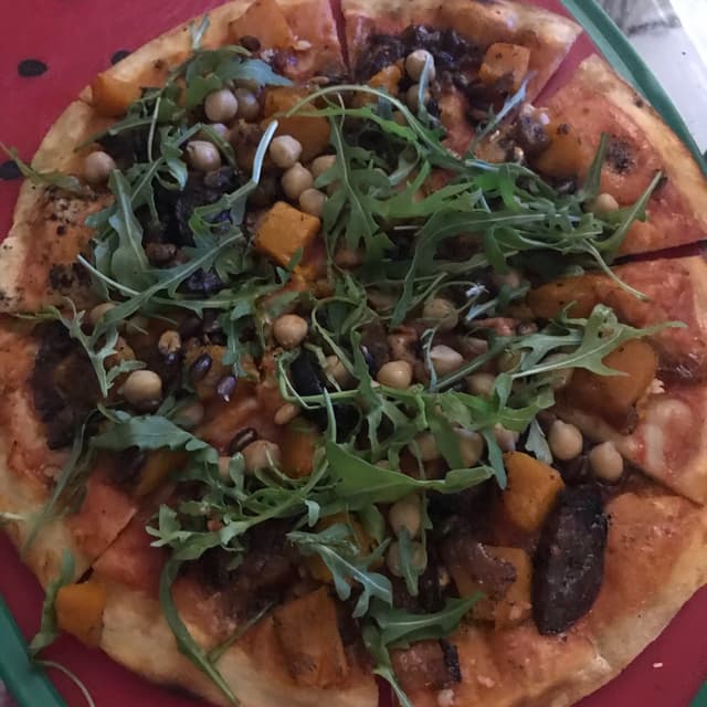 菜肴“Vegan Chickpea, Butternut And Aubergine Pizza”的照片