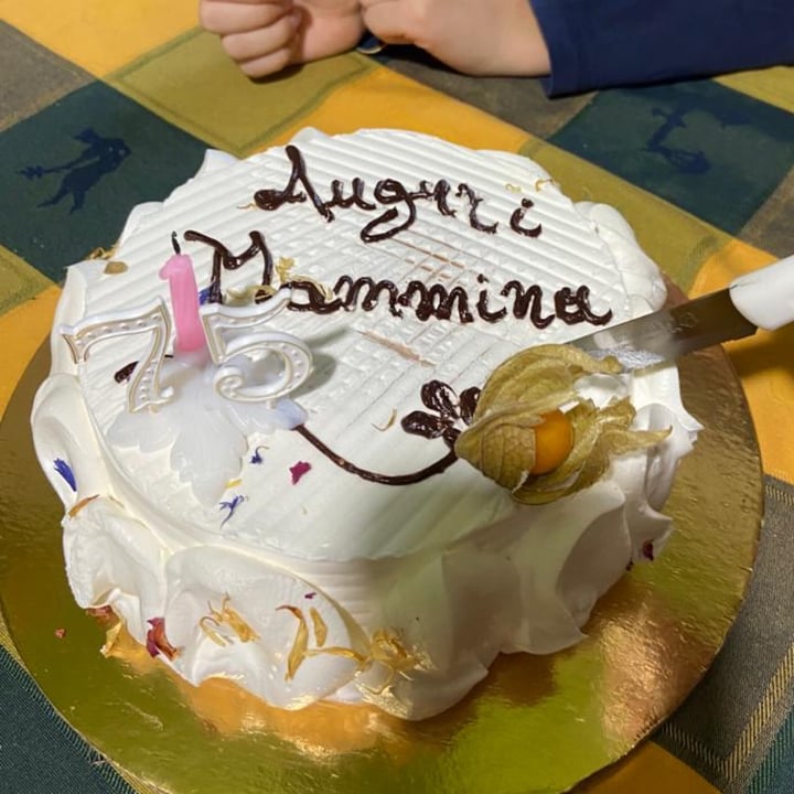 photo of I Dolci di Hera torta di compleanno chantilly e crema nocciola shared by @coloratantonella on  07 Oct 2022 - review