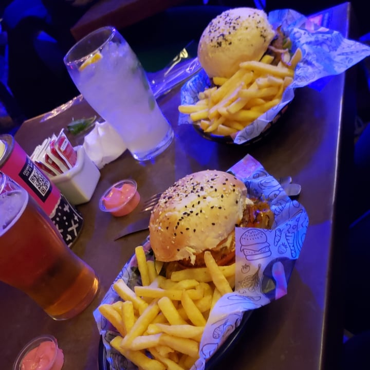 photo of Lado V Hamburguesa modo diablo shared by @axxxolote on  01 Aug 2022 - review