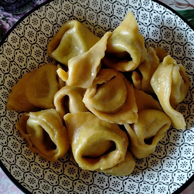 「Tortelloni ripieni di patate e bietole」の料理の写真