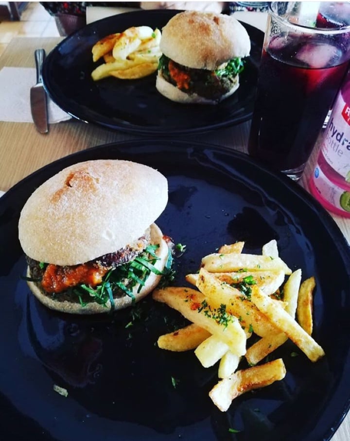 photo of Restaurante Vegano Cardamomo Hamburguesa shared by @veganliz on  19 Aug 2019 - review