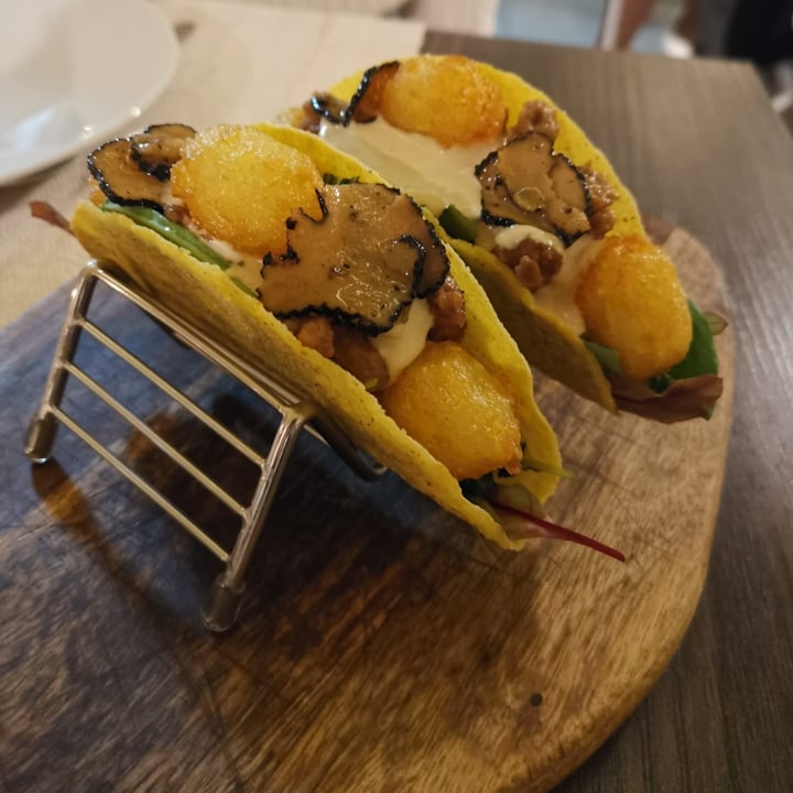 photo of Pesto di Pistacchio Tacos Con Beyond Meat E Tartufo shared by @anna1998 on  06 Dec 2021 - review