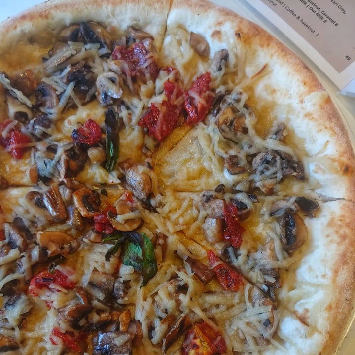 photo of Streatery Panic Shroom Pizza shared by @veganonthesavannah on  29 Jan 2022 - review