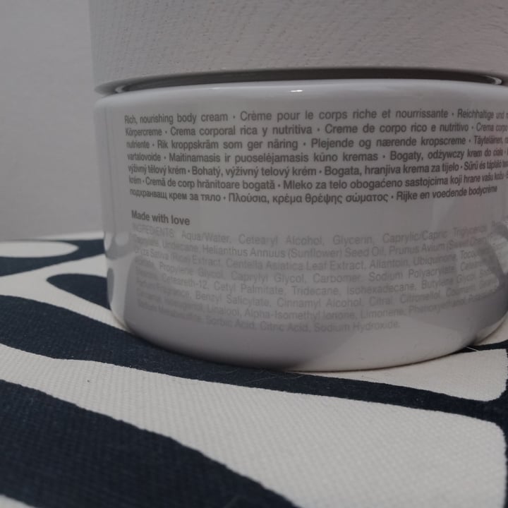 photo of Rituals Crema corporal The ritual of Sakura shared by @laumadrid on  14 Jan 2022 - review