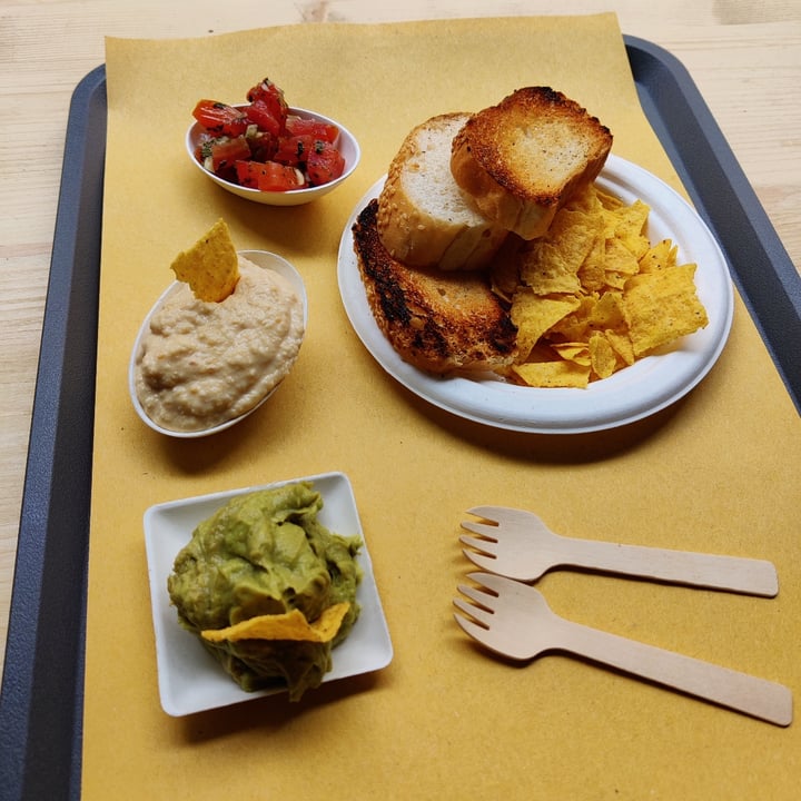 review photo of YAYA BURGER BAR IZAKAYA Nachos Con Humus, Guacamole E Pomodorini shared by @lorysipa on 03 Jun 2022 - review