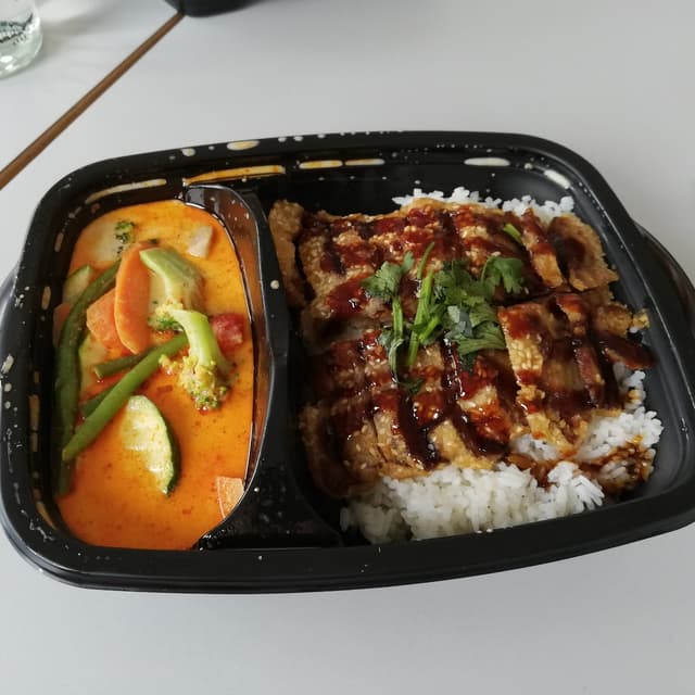 菜肴“Curry-Kokossauce mit Saisongemüse, Saitan-Ente und Duftreis”的照片