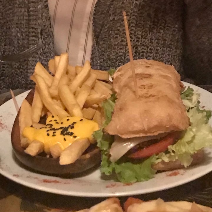 review photo of Namaste Veggie Resto & ChillOut Bar Hamburguesa Beyond Meat c/guarnición shared by @marto- on 03 Sep 2021 - review