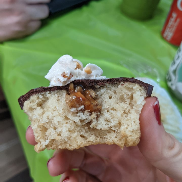 photo of 24 Carrots Snickers cupcake shared by @vigilante-vegan on  24 Oct 2021 - review