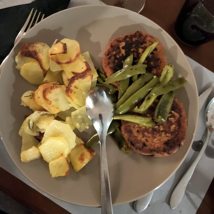 review photo of La nonna Litta Incredible Burger con Patate e Peperoni Arrosto shared by @eladyel on 04 Dec 2022 - review