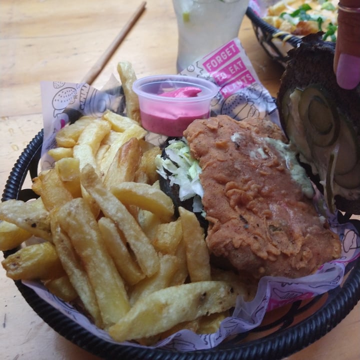 photo of Lado V Sandwich casi pollo frito con salsa tártara shared by @marianveg on  12 Oct 2021 - review