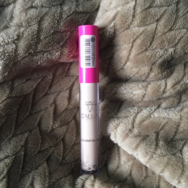 photo of Dalla Makeup Corretivo Líquido shared by @gabrielli07 on  29 Jan 2022 - review