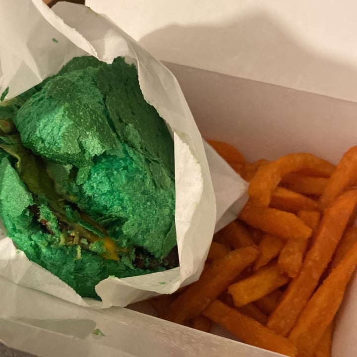 photo of Avo Brothers Avo burger beyond Meat shared by @ariannaeffe4 on  21 Mar 2022 - review