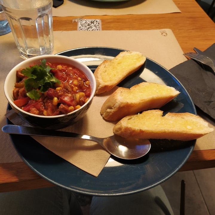 photo of Café Madrigal Chili Sin Carne con Pan de Ajo shared by @sam911bee on  27 Nov 2021 - review