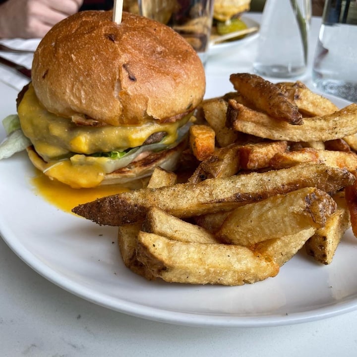 review photo of Community Restaurant Classic Burger shared by @punky on 20 Nov 2021 - review