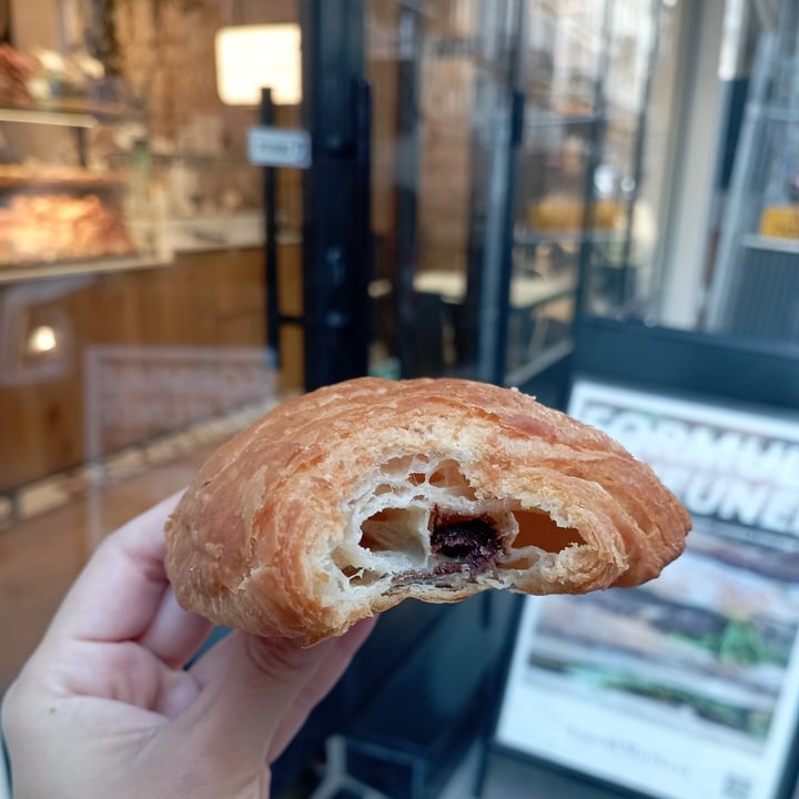 photo of Land&Monkeys Amsterdam Pain au chocolat shared by @chiaraclaire on  12 Oct 2022 - review