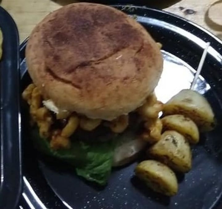 photo of VeganMunch Mac N Cheese Burger shared by @erikayuliana on  21 Jan 2020 - review