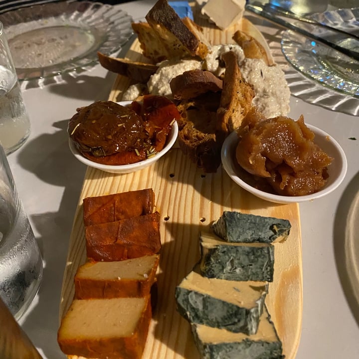 photo of La Galla Tasca Vegana Tabla de quesos shared by @laveganorte on  15 Sep 2020 - review