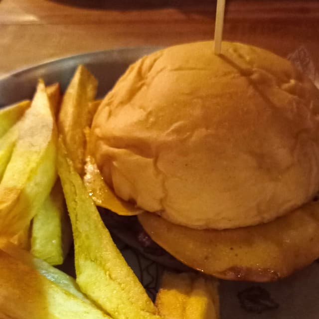 Photo of the dish “cheeseburguer con fritas”