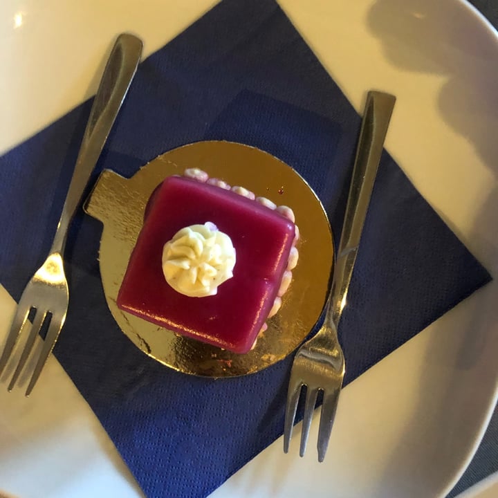review photo of Ristorante Vegano Biologico La Lanterna Monoporzione macadamia e fragola shared by @djo on 29 Aug 2022 - review