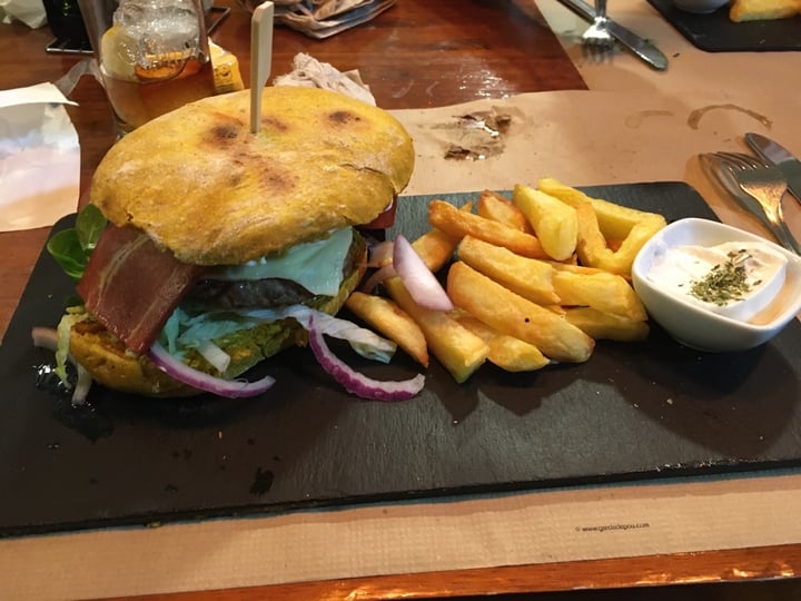 photo of Restaurante Hicuri Art Vegan Hamburguesa con beicon y queso vegano shared by @carlaemeh on  23 Feb 2020 - review