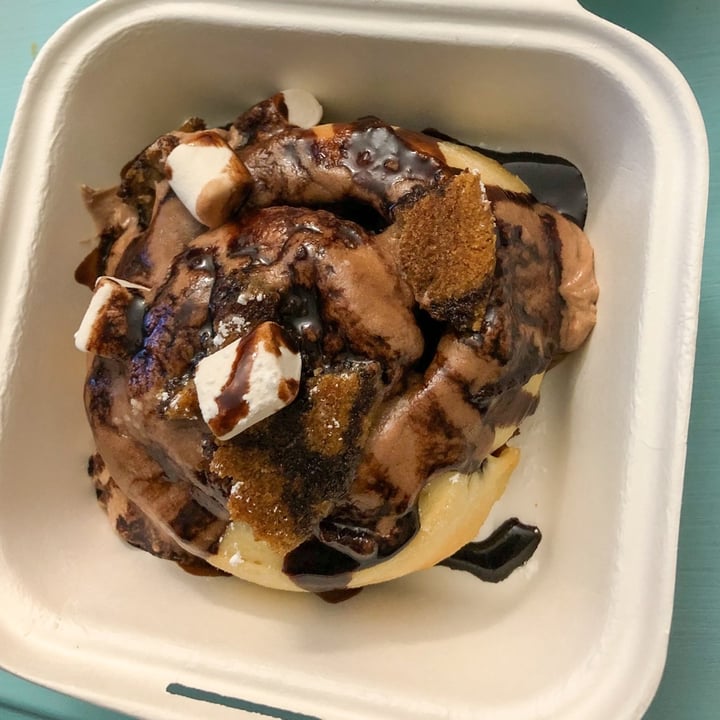 photo of Cinnaholic Hot Cocoa Dream Roll shared by @baroquenrecords on  15 Feb 2020 - review