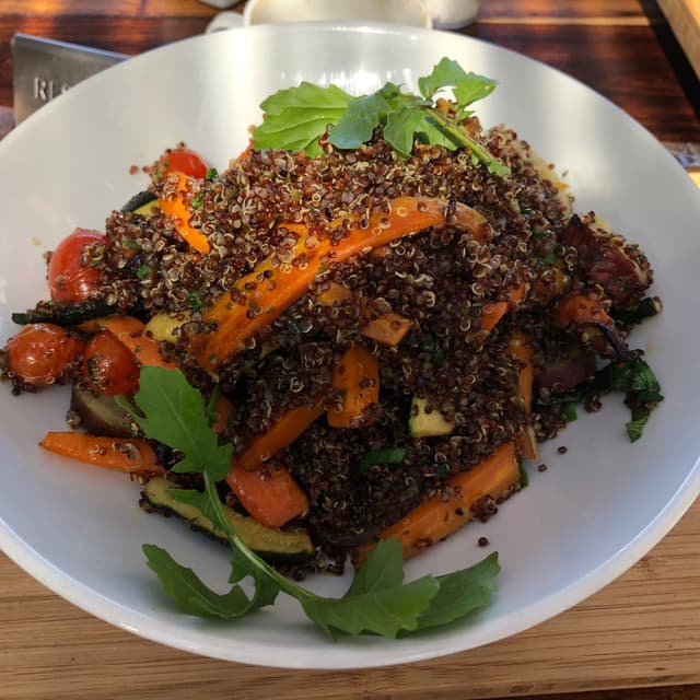 菜肴“Roast veg quinoa salad”的照片