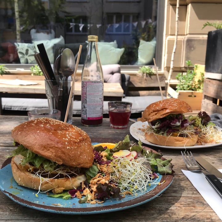 review photo of Möhren Milieu Beyond Burger shared by @sarahbro on 28 Apr 2020 - review