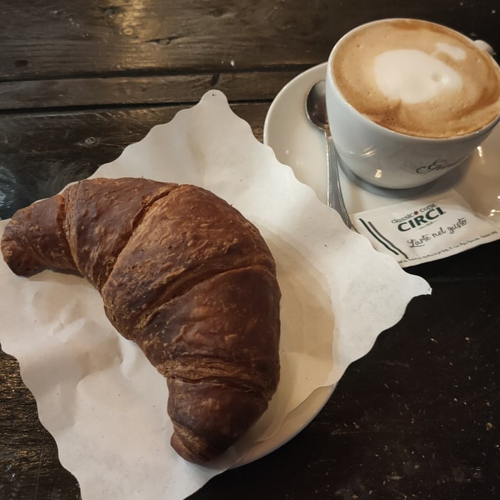 photo of Giolli Bar Roma Cornetto Vegan Albicocca shared by @moonshade on  20 Jun 2022 - review