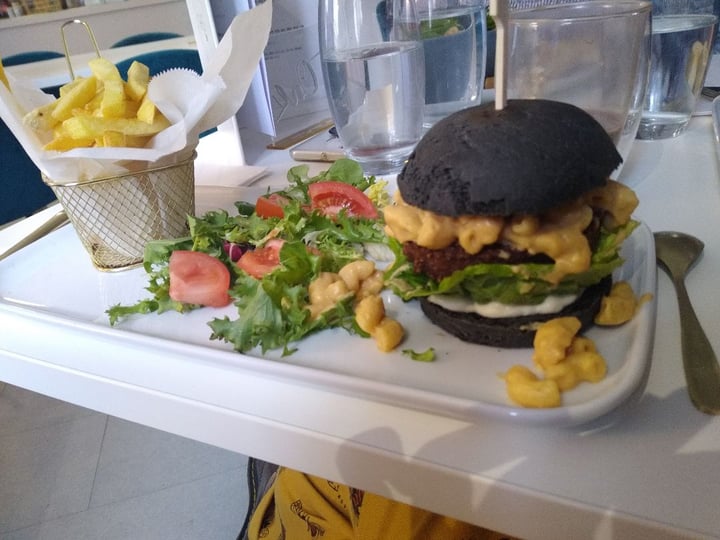photo of Naked Bakery Maple bacon mac n cheese burger on charcoal brioche shared by @louiseestperdue on  09 Jan 2020 - review