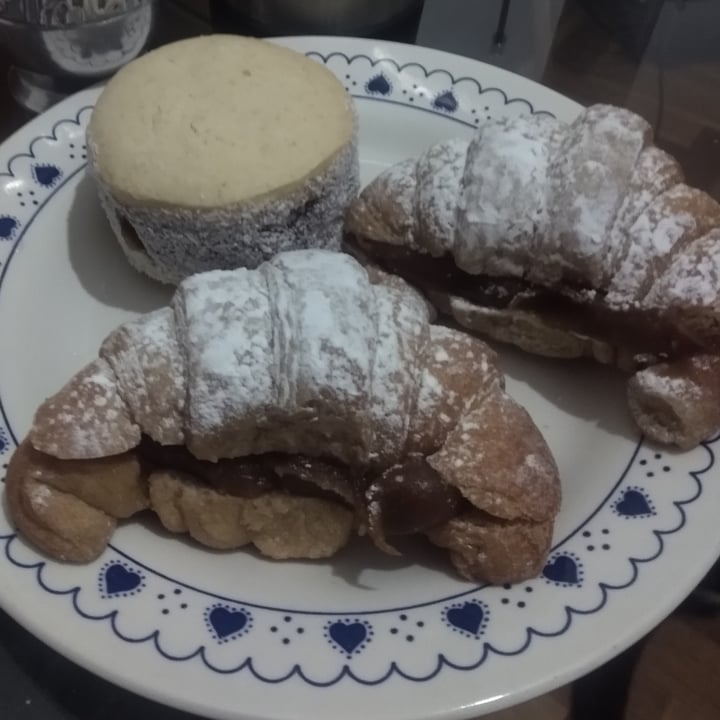 photo of Dulces de Nita Medialunas rellenas de dulce de leche de almendras shared by @beluqra on  16 Jun 2022 - review