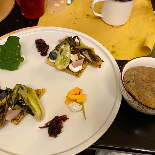 菜肴“Cinque e cinque (chapati, ricotta di mandorla e churtney)”的照片