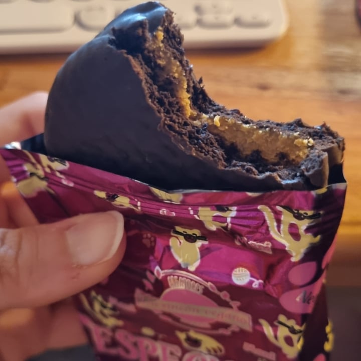 review photo of Un Rincón Vegano Especismo Alfajor Relleno de Pasta de Maní con Baño de Repostería Negro shared by @julipe92 on 10 Jan 2022 - review