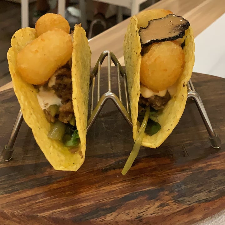 photo of Pesto di Pistacchio Tacos Con Beyond Meat E Tartufo shared by @francescachieppa18 on  21 Oct 2021 - review
