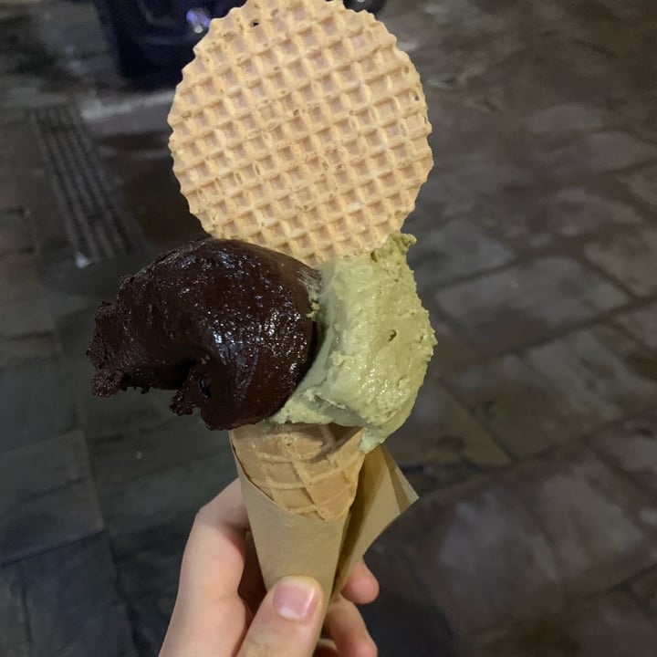 review photo of Paradiso Del Gelato Snc Di Rossi Renato E Bellina Seriate cono vegano al gusto pistacchio e cioccolato veg shared by @rubricaverde on 10 Dec 2021 - review