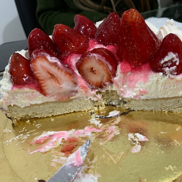 photo of Panaderia Sweet Torta De Frutillas Y Crema shared by @lauravegana1991 on  21 Jul 2021 - review