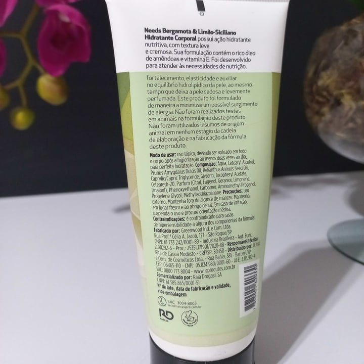 review photo of Hidratante Needs Bergamota e Limão Siciliano possui óleo de amêndoas e Vitamina E. Hipoalergênico e livre de parabenos. Indicado para todos os tipos de pele. O produto vem com 200ml, paguei na faixa de R$ 12,00 na rede de farmácia Raia Drogasil. #ranchodosgnomos Creme Corporal Needs shared by @veronicafonte on 22 Apr 2022 - review