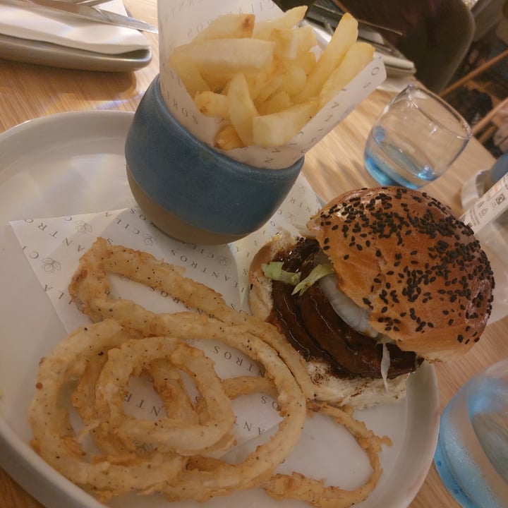 photo of Cilantros vegan burger shared by @staceylaceyy on  17 Nov 2022 - review